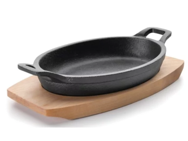 Faitout oval en fonte sur planche  L175xB125mm 300ml