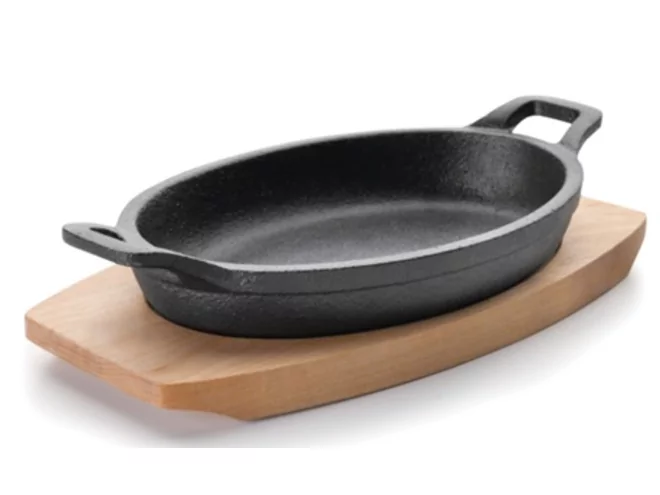 Faitout oval en fonte sur planche L175xB125mm 300ml